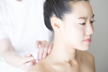 Güzel Japon Kadın Güzellik Merkezi 'nde Akupunktur Muayenesi Yapıyor