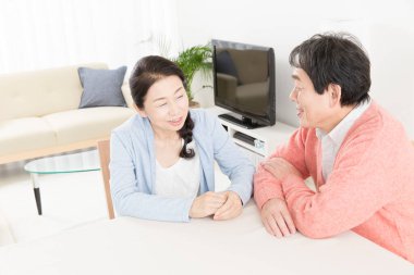 Üst düzey çift evde muhabbet 