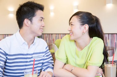 Kahve molasında tablete aşık Asyalı çift 