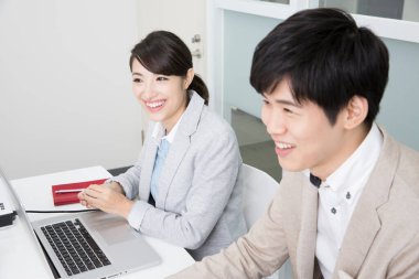 Modern ofiste birlikte çalışan iş adamları.