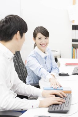 Genç Asyalı iş adamları ofiste çalışıyor.