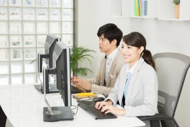 Genç Asyalı iş adamları iş başında