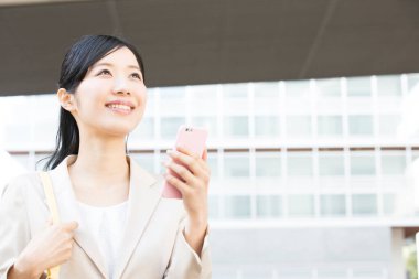 Şehirde cep telefonu kullanarak iş kadını