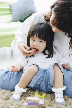 Mutlu anne ve küçük kız evde birlikte oynuyorlar..