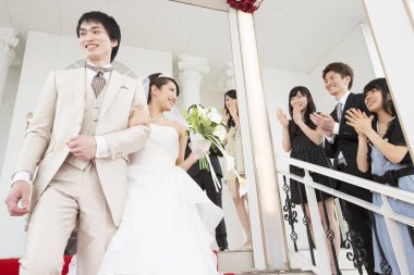 Mutlu Japon gelin ve damat düğün töreninde misafirlerle