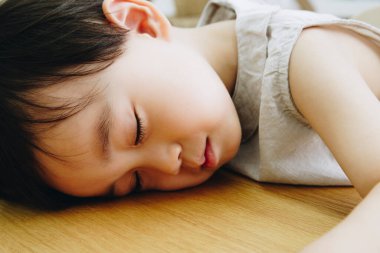 Masada uyuyan Asyalı bebek. 