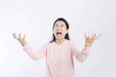 Beyaz arka planda çığlık atan Asyalı kadın. 