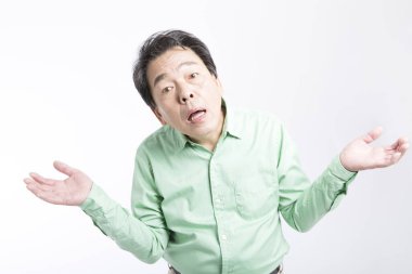 Kıdemli Asyalı beyaz arka planda ne yapacağını bilmiyor..