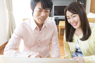 dizüstü bilgisayar kullanarak Asya çift