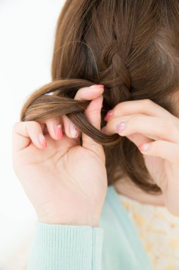 Çekici saç stili yapan genç bir kadın. 