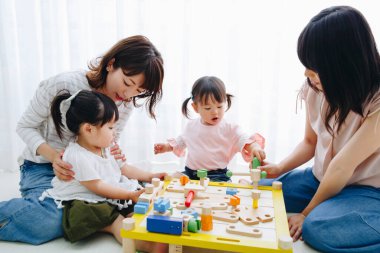 Asyalı anne ve kızları birlikte vakit geçiriyorlar. 