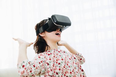 VR gözlük takan kadın