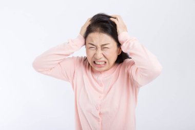 Beyaz arka planda çığlık atan Asyalı kadın. 