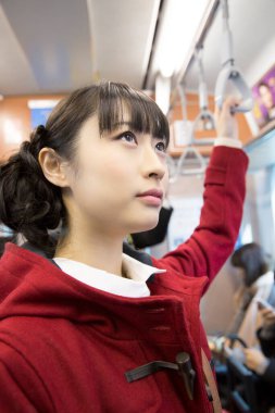 Yeraltındaki genç Asyalı kadın.