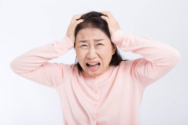 Beyaz arka planda çığlık atan Asyalı kadın. 