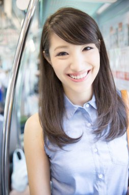 Metrodaki güzel Asyalı kadın. 