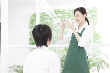 Bir kafede genç bir garson manzarası  