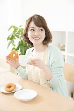 genç kadın zevk kahvaltı