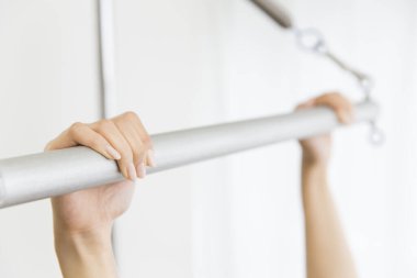 Evde fizik tedavi gören genç bir kadının kesilmiş fotoğrafı. 