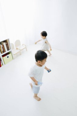 Anaokulunda oynayan iki çocuk.