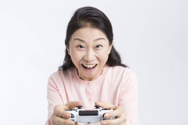 İzole edilmiş arka planda video oyunu oynayan Asyalı kadın 