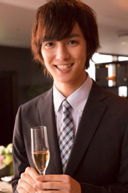 Şampanya ile genç yakışıklı bir adamın portresi. 