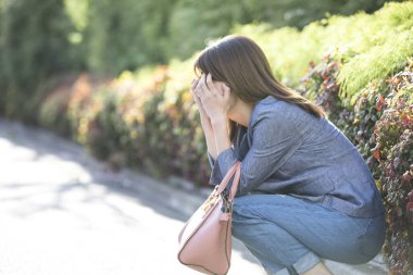 Üzgün genç kadın sokakta ağlıyor. 