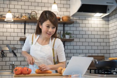 pişirme ve tablet kullanarak kadın 