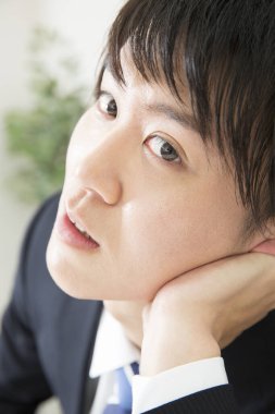 Takım elbiseli Asyalı genç işadamını kapatın.