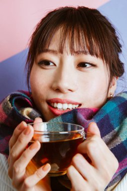 Asyalı bir kadının çay fincanı ile portresi