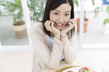 bir kafede kahvaltı kadın