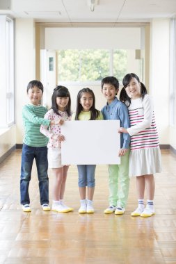 Boş çerçeve tutan bir grup okul çocuğu