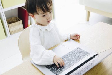 Bilgisayar kullanan Asyalı küçük Çinli kız..