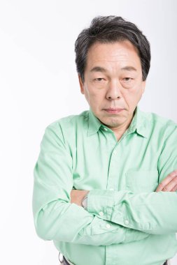  Kollarını kavuşturmuş Asyalı bir adam 