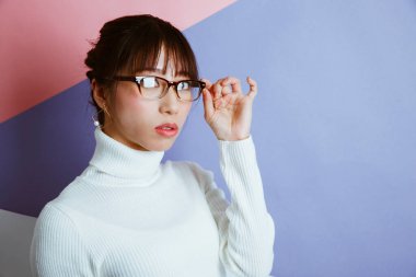 Gözlüklü Asyalı kadın, stüdyo fotoğrafı. 