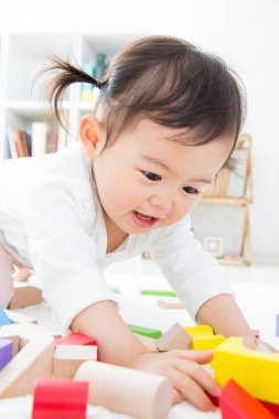 Küçük kız renkli bloklarla oynuyor