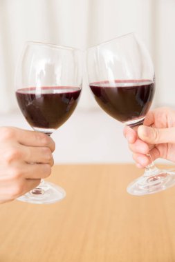 Genç çift evde şarap içiyor.