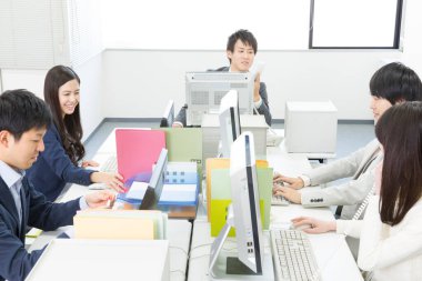 Ofiste çalışan gençler. Japon ofis çalışanları