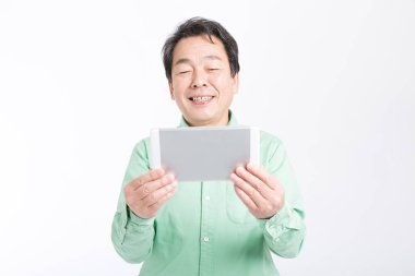 Dijital tablet bilgisayarı olan Asyalı kıdemli işadamı izole edildi