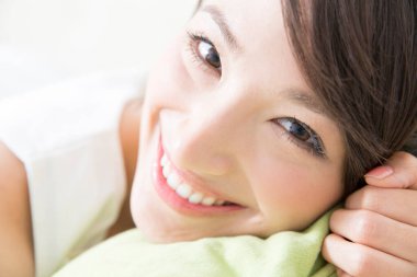 Asyalı kadın yatakta yatarken