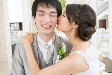 Güzel genç gelinin portresi Mutlu yakışıklı damadı öpüyor