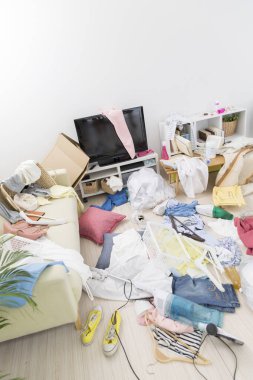 Kıyafetlerle dolu dağınık bir daire. Dağınık konsept