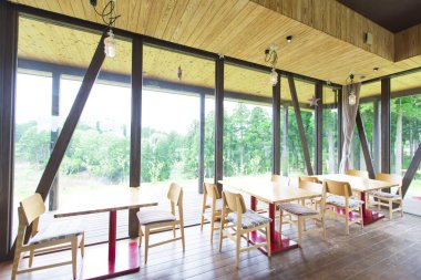 Panoramik manzaralı basit bir restoranın içi 