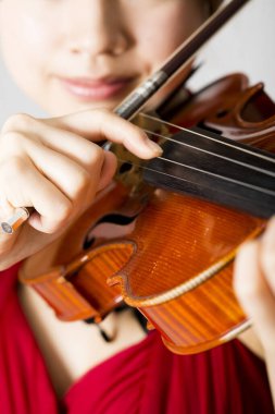 Keman çalan genç kadın, manzarayı kapat. 