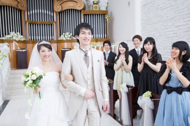 Düğün töreninde konukları olan mutlu genç Japon gelin ve damat.