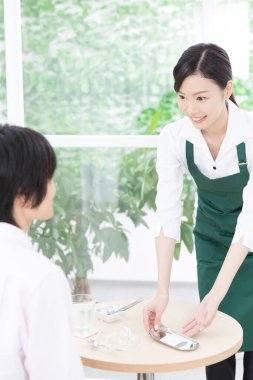 Genç bayan garson sipariş veriyor.