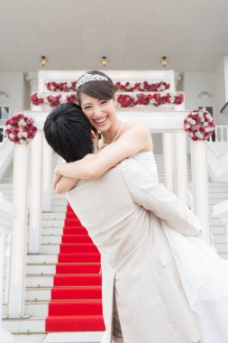 Genç ve güzel Asyalı bir çiftin kucaklaşmasının portresi.