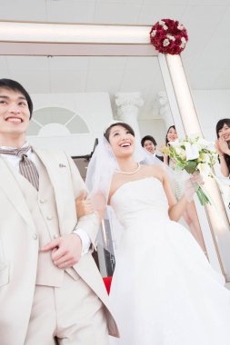Mutlu Japon gelin ve damat düğün töreninde misafirlerle