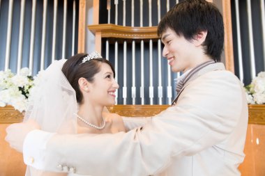 Düğün töreninde mutlu Japon gelin ve damat