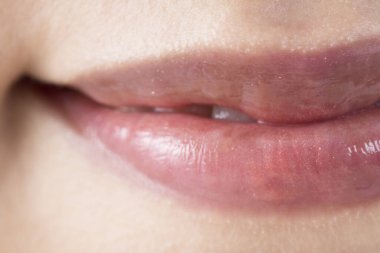 Kadın dudaklarının makro fotoğrafı.